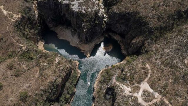 Τραγωδία στη Βραζιλία: Νεκροί και αγνοούμενοι από κατολίσθηση γιγαντιαίου βράχου σε τουριστικά σκάφη