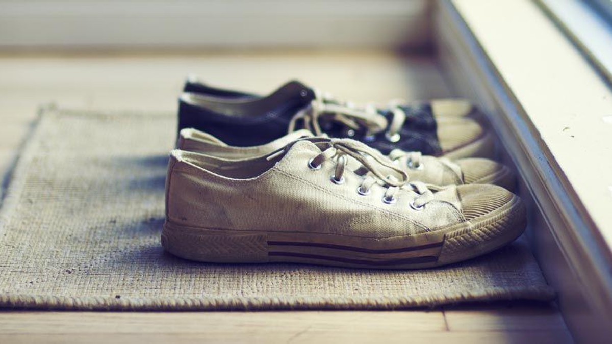 Βρόμικα παπούτσια; 2+1 tips για να τα καθαρίσετε γρήγορα και αποτελεσματικά