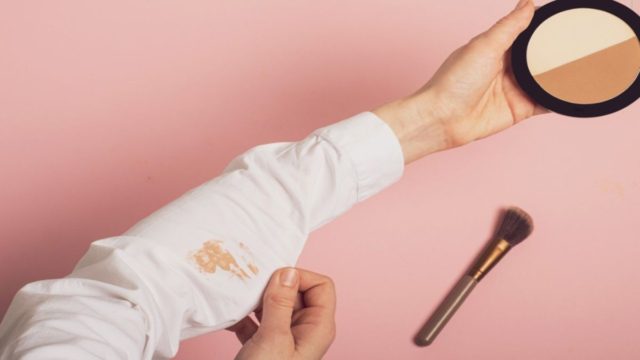 Λεκές από make-up; Με αυτό το πανέξυπνο τρικάκι θα τον ξεφορτωθείς