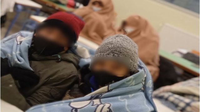 Εικόνες απόλυτης ντροπής στην Καβάλα: Μαθητές Γυμνασίου κάνουν μάθημα τυλιγμένοι σε… κουβέρτες! (photos)