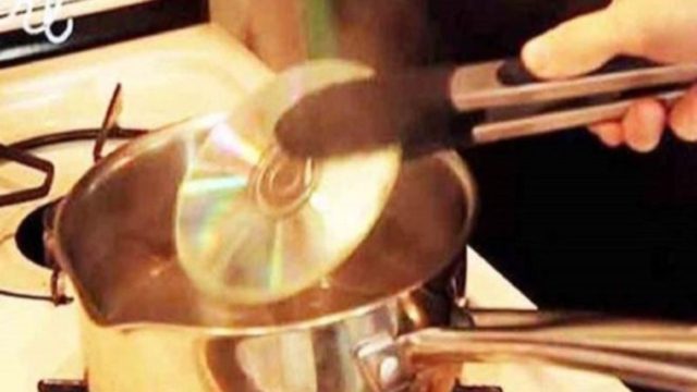 Πήρε ένα CD και το έβαλε σε βραστό νερό μέσα σε μια κατσαρόλα – Όταν δείτε τον λόγο θα τρελαθείτε!
