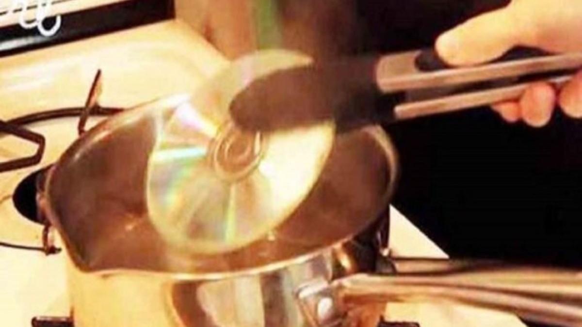 Πήρε ένα CD και το έβαλε σε βραστό νερό μέσα σε μια κατσαρόλα – Όταν δείτε τον λόγο θα τρελαθείτε!