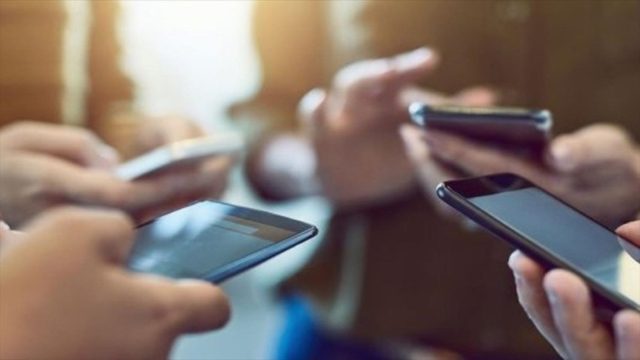 Πώς απαλλάσσονται οι νέοι από τα τέλη κινητής τηλεφωνίας – Όλη η διαδικασία