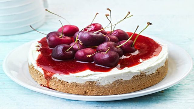 Εύκολο cheesecake βύσσινο με τα μελομακάρονα που περίσσεψαν από τις γιορτές!