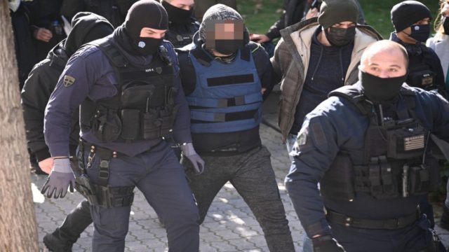 Ξυλοδαρμός στην Αργυρούπολη: Στη φυλακή ο 46χρονος δράστης της άγριας επίθεσης στη σύντροφό του (video)