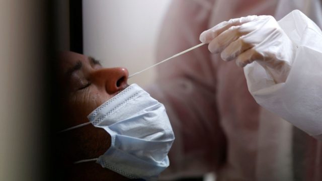 Κορωνοϊός – Νέες οδηγίες ΕΟΔΥ: Τι κάνω αν το τεστ βγει θετικό και αν έρθω σε επαφή με επιβεβαιωμένο κρούσμα