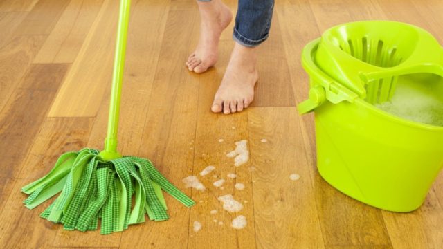 Μυρίζει άσχημα η σφουγγαρίστρα; Το «μαγικό μείγμα» που διώχνει τη δυσοσμία