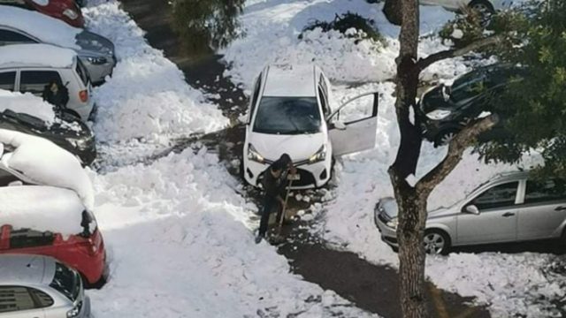 Κακοκαιρία – “Γεννηματάς”: Γιατροί και ασθενείς δεν μπορούν να πάρουν τα αυτοκίνητά τους (εικόνες)