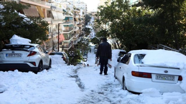 Σκηνές ντροπής: Τέσσερις μέρες μετά την «Ελπίδα» η Αθήνα παραμένει παράλυτη! (video)