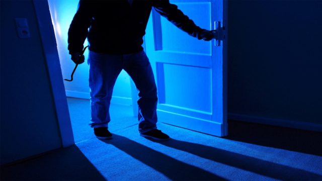 Δύο κλέφτες μπήκαν σε σπίτι για να ληστέψουν – Αυτό που αντίκρυσαν τους άφησε άφωνους