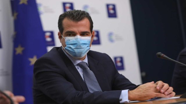 Κορωνοϊός – Θάνος Πλεύρης: Ποιοι άνω των 60 δεν θα πληρώσουν πρόστιμο για τον εμβολιασμό (video)