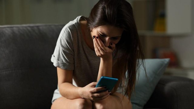 Καταγγελία σοκ για revenge porn: 28χρονος έστελνε γυμνές φωτογραφίες 16χρονης στον πατέρα της όταν χώρισαν
