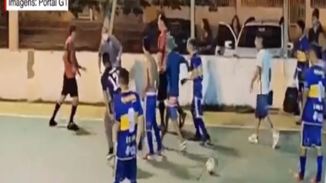 Βίντεο – σοκ ! Διαιτητής έβγαλε όπλο μετά τη λήξη του αγώνα και τραυμάτισε δύο παίκτες (video)