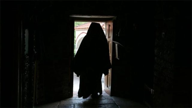 Φρίκη στα Κάτω Πατήσια: Συνελήφθη ιερέας που κατηγορείται για βιασμό ανήλικης