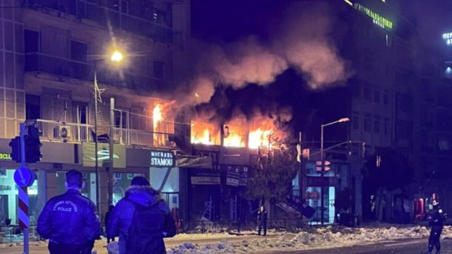 Ισχυρή έκρηξη κοντά στους Στύλους του Ολυμπίου Διός στο κέντρο της Αθήνας – Ξέσπασε φωτιά σε διπλανό κτίριο