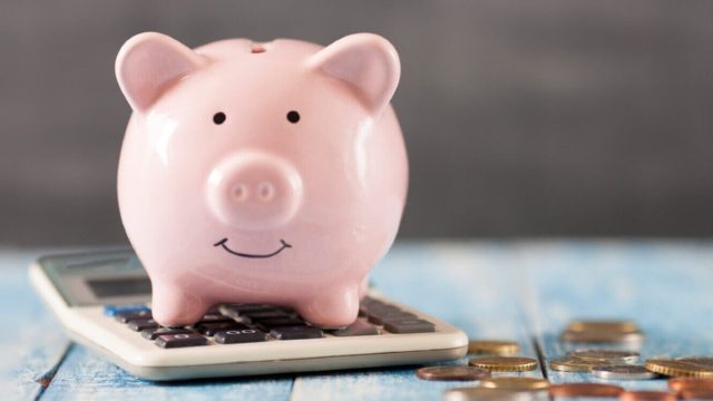 Ζορίζεστε οικονομικά; 7+1 έξυπνα tips για να εξοικονομήσετε χρήματα