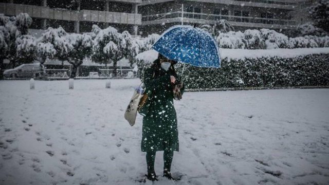 Η κακοκαιρία «Ελπίδα» χτυπά την χώρα: Χιονίζει και στην Πεντέλη – Παγετός και κίνδυνοι στην κυκλοφορία