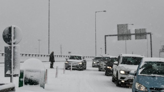 Κακοκαιρία «Ελπίδα»: Έκλεισε η εθνική οδός στο ύψος της λεωφόρου Αθηνών