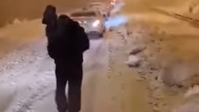 Κακοκαιρία Ελπίδα: Γονιός αναγκάστηκε να περπατήσει 2,5 χλμ στην Αττική Οδό με το παιδί του στην αγκαλιά