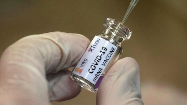 Ραγδαίες εξελίξεις: «Φρένο» στην 4η δόση του εμβολίου!