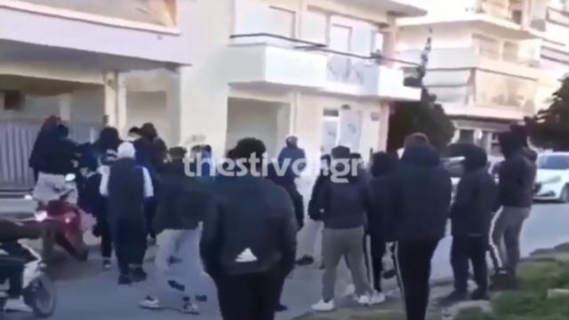 Σοκ στη Θεσσαλονίκη: Ανατριχιαστικό βίντεο με 15 άτομα να ξυλοκοπούν δύο έξω από ΕΠΑΛ – «Χαιρετούσαν ναζιστικά…»