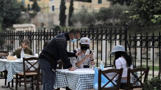 Κορωνοϊός: Συνεδριάζει σήμερα (26/1) η Επιτροπή για τα μέτρα – Τα σενάρια που είναι στο “τραπέζι”