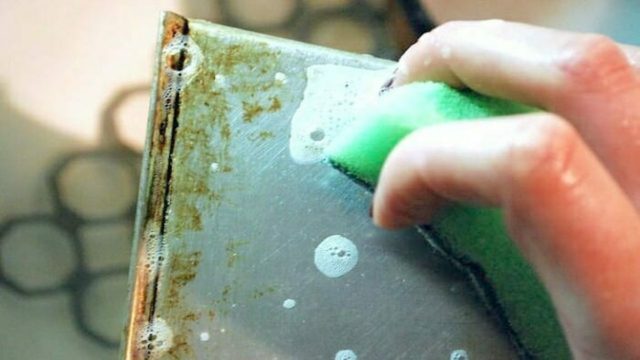Το απίθανο κόλπο για να καθαρίσετε τα κολλημένα λίπη από τα σκεύη σας