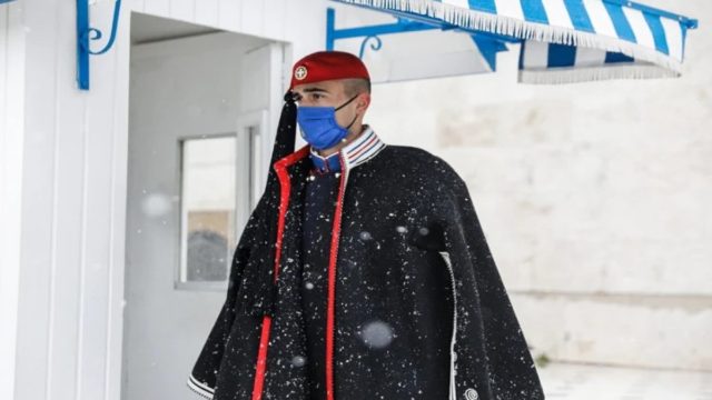 Κακοκαιρία «Ελπίδα»: Ακίνητοι οι Εύζωνες ενώ το Σύνταγμα «ντύνεται» στα λευκά – Άγρυπνοι φρουροί παντός καιρού (video-photo)