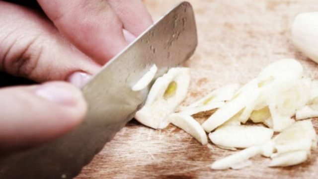 Έσκυψε πάνω από μία κατσαρόλα που έβραζε σκόρδα και απαλλάχτηκε από κάτι βασανιστικό