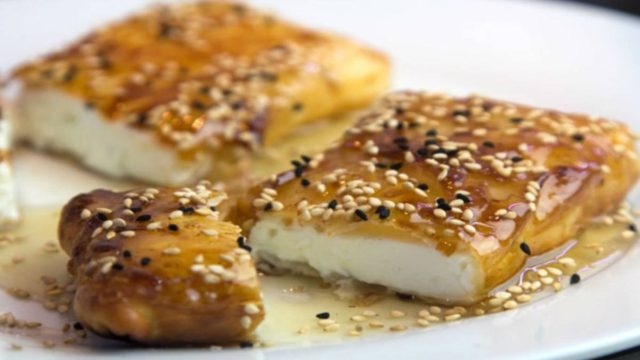 Το μυστικό για να πετύχεις την τέλεια φέτα σαγανάκι σε φύλλο