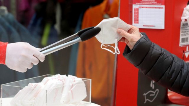 Κορωνοϊός – Όσα πρέπει να προσέχετε όταν διαλέγετε μάσκα FFP2: Οι σημάνσεις και οι κωδικοί (photos)