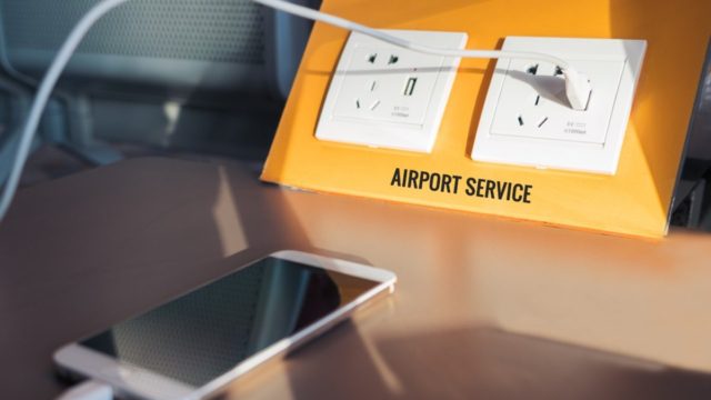 Προσοχή: Μην χρησιμοποιείτε δημόσιους φορτιστές αεροδρομίων και ξενοδοχείων για το κινητό – Μπορεί να αδειάσει τον τραπεζικό σας λογαριασμό