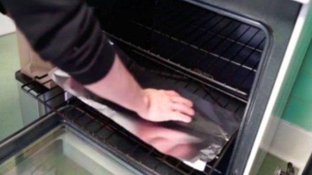 Κόβει ένα κομμάτι αλουμινόχαρτο και το βάζει στο κάτω μέρος του φούρνου – Σωτήρια λύση!
