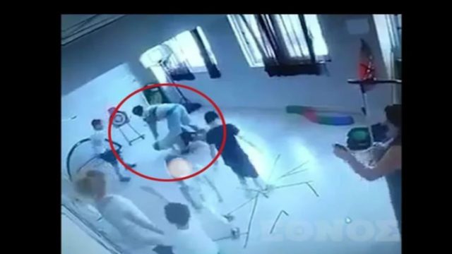 Φρικιαστικό σκηνικό: Φυσικοθεραπευτής χτυπά με κλωτσιά στο κεφάλι αυτιστικό παιδί (Βίντεο)