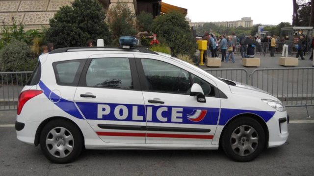 Οργή και αποτροπιασμός: Μητέρα σκότωσε τον 10χρονο γιο της και έβαλε το πτώμα σε βαλίτσα (video)