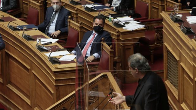 Βουλή – Πρόταση μομφής: Η στιγμή που Άδωνις και Πολάκης πάνε να πιαστούν στα χέρια (video)