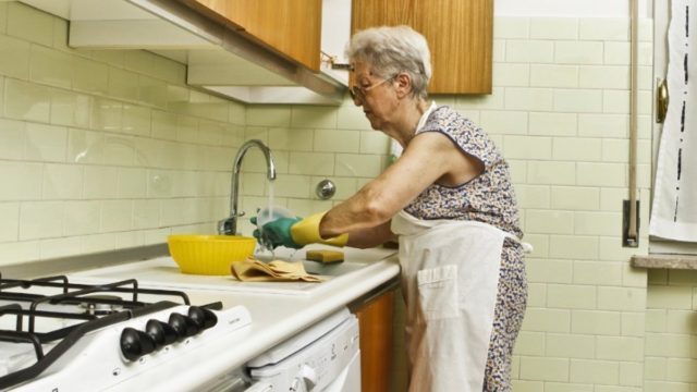 Ετοιμάζεσαι για γενικό καθάρισμα στο σπίτι; 5+1 έξυπνα κόλπα της γιαγιάς που αγνοούσαμε