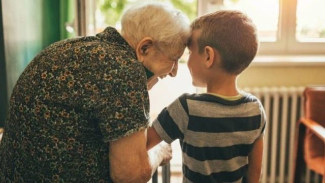 Σπάραγμα γιαγιάς: «Έδωσα δανεικά στον γιο και τη νύφη μου, τη βοήθησα όταν γέννησε και τώρα δε μ’ αφήνουν να δω το εγγόνι μου»