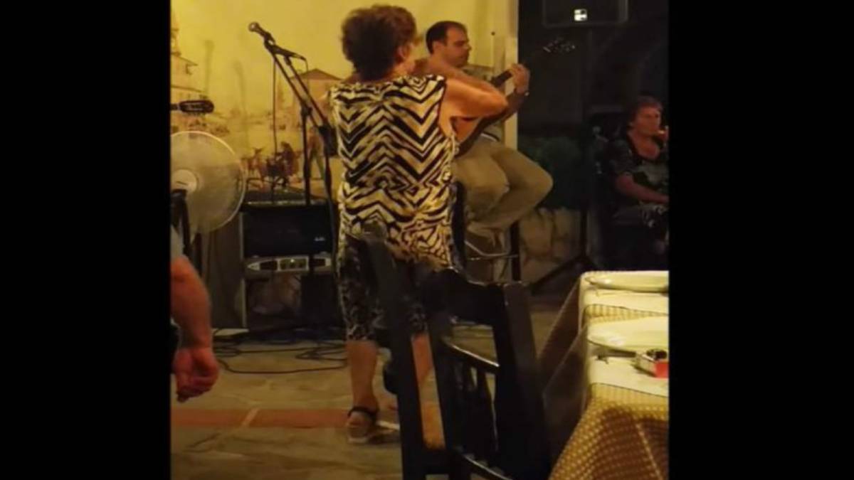 Γιαγιά χορεύει τσιφτετέλι σε μαγαζί και… τρελαίνει κόσμο
