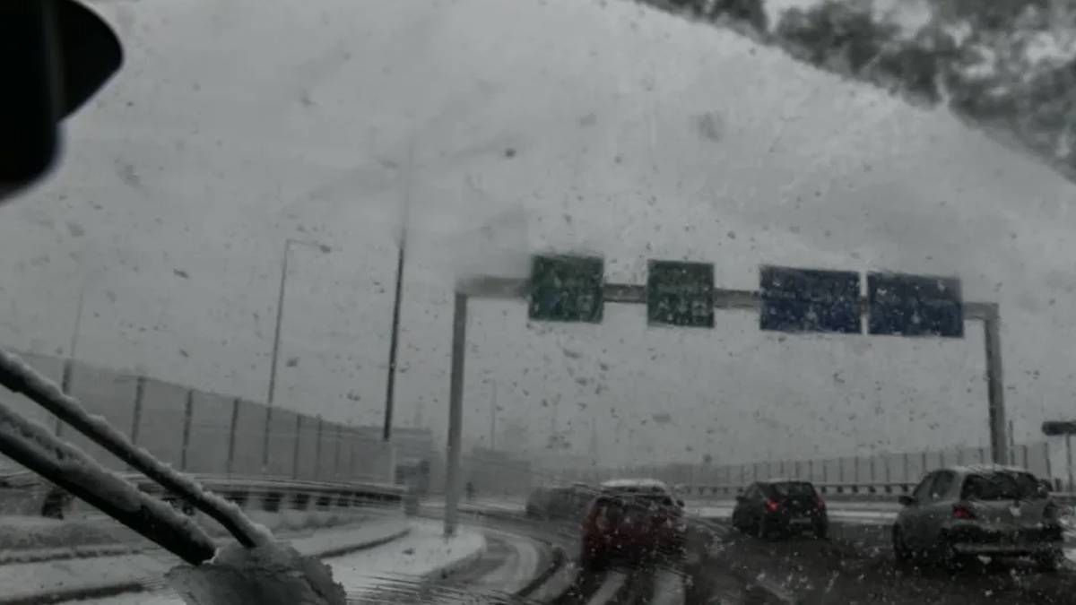 Έκλεισε η Κατεχάκη από τον χιονιά – Χάος και στη Μεσογείων