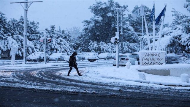 Κακοκαιρία «Ελπίδα»: Στο έλεος του χιονιά ολόκληρη η χώρα! Έκλεισαν Εθνική Οδός, Αττική και Κατεχάκη – Προβλήματα σε Ηλεκτρικό και Μετρό – Ακυρώνονται πτήσεις από το «Ελ. Βενιζέλος» (Video)