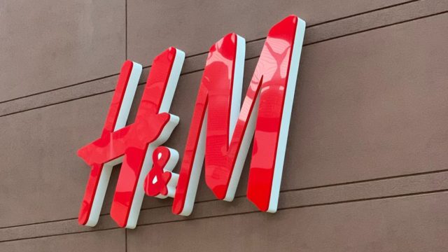 Το στυλάτο τζιν από τα H&M που σου δίνει τη τέλεια σιλουέτα