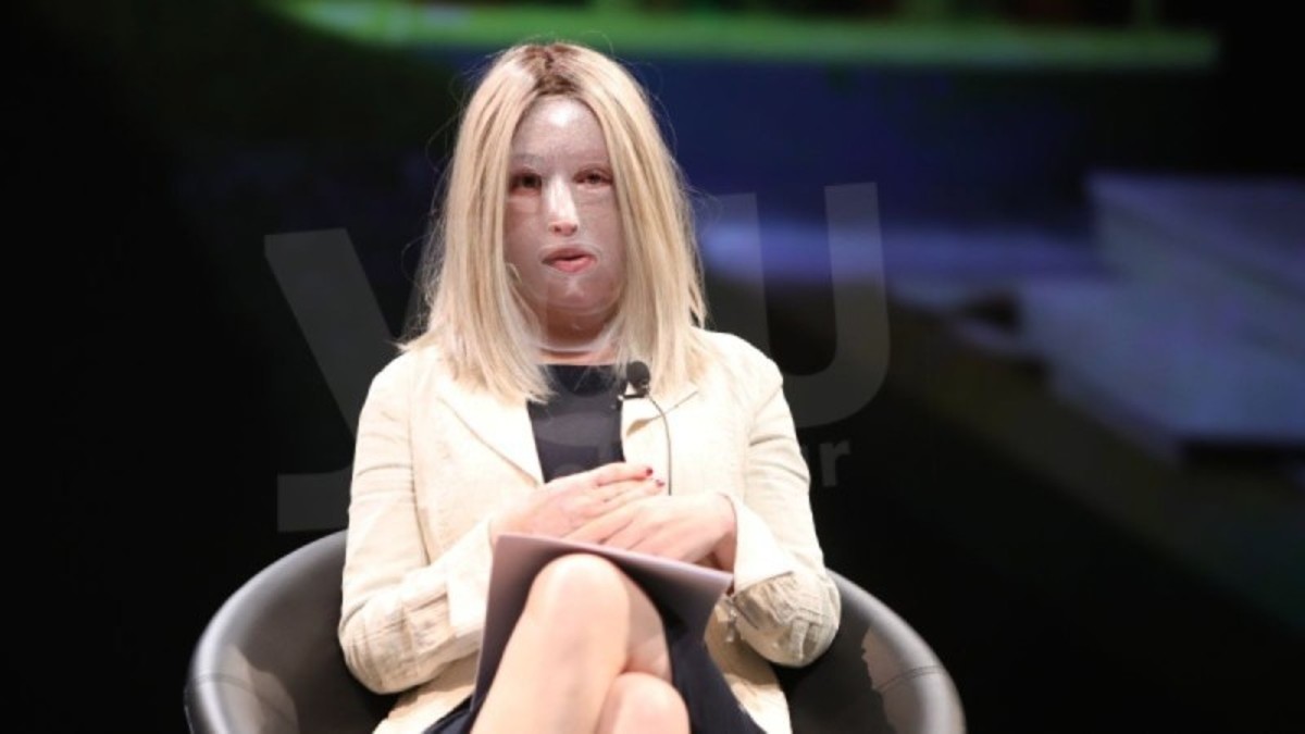 Ρίγη συγκίνησης με την Ιωάννα Παλιοσπύρου: Πόζαρε μπροστά από το χριστουγεννιάτικο δέντρο του σπιτιού της
