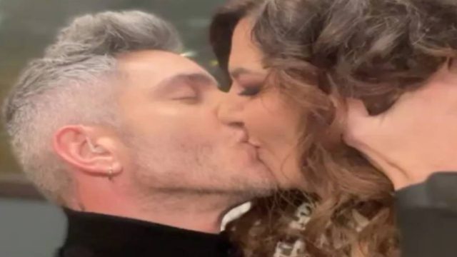 Κατερίνα Ζαρίφη και Θεοχάρης Ιωαννίδης φιλιούνται με πάθος στο στόμα
