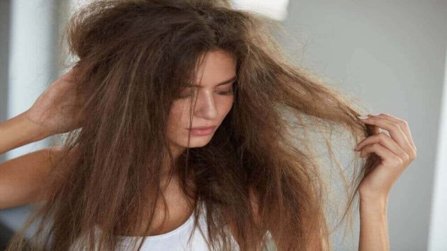 Ταλαιπωρημένα και ξηρά μαλλιά; Αρκεί 1 κουταλιά από αυτό το υλικό και θα δείτε τεράστια αλλαγή