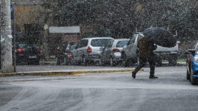 Κακοκαιρία “Ελπίδα” – Οριστικό: Κατεβασμένα ρολά και αύριο (26/1) σε λιανεμπόριο και τράπεζες – Πώς θα λειτουργήσουν τα σούπερ μάρκετ