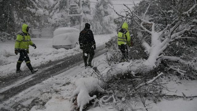 Οργή και αγανάκτηση: «Είμαστε 36 ώρες χωρίς ρεύμα, έχουμε μωρό παιδί και ηλικιωμένη! Ανάβουμε κεριά για να ζεστάθουμε» – Σοκαριστική καταγγελία εν μέσω… «Ελπίδας» (Video)