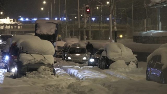 Εγκλωβισμένοι στην «Ελπίδα»: «Είμαι πάνω από 20 ώρες στην Αττική Οδό – Έμεινα με τον χειρουργημένο πατέρα μου 12 ώρες στη Μεσογείων» – Σοκάρουν οι μαρτυρίες (Video)