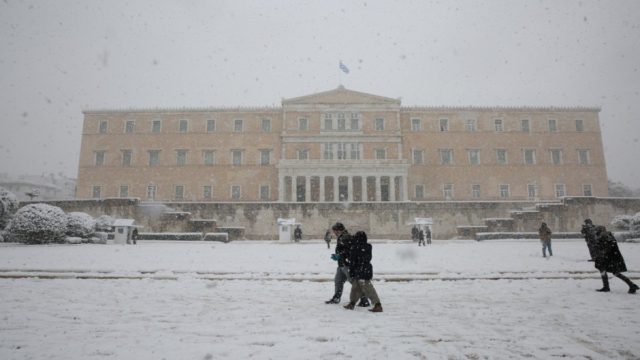 Κακοκαιρία «Ελπίδα»: Ξεκίνησε να χιονίζει στο κέντρο της Αθήνας! Ποιοι δρόμοι είναι κλειστοί – Η πρόβλεψη των μετεωρολόγων για τις επόμενες ώρες (Video)