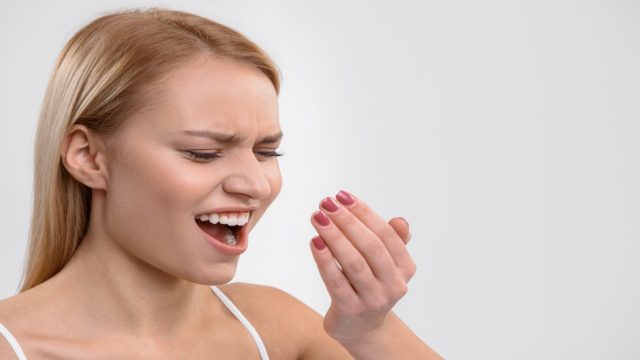 Άσχημη μυρωδιά στην αναπνοή; 11 + 1 τρόποι για να την αντιμετωπίσετε